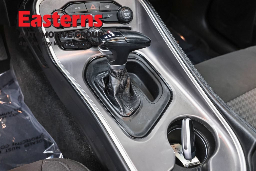 Used 2022 Dodge Challenger SXT w/ Driver Convenience Group RWD image 13