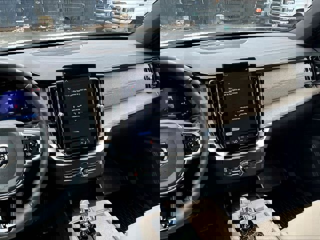 Used 2025 Volvo XC90 B6 Plus image 6