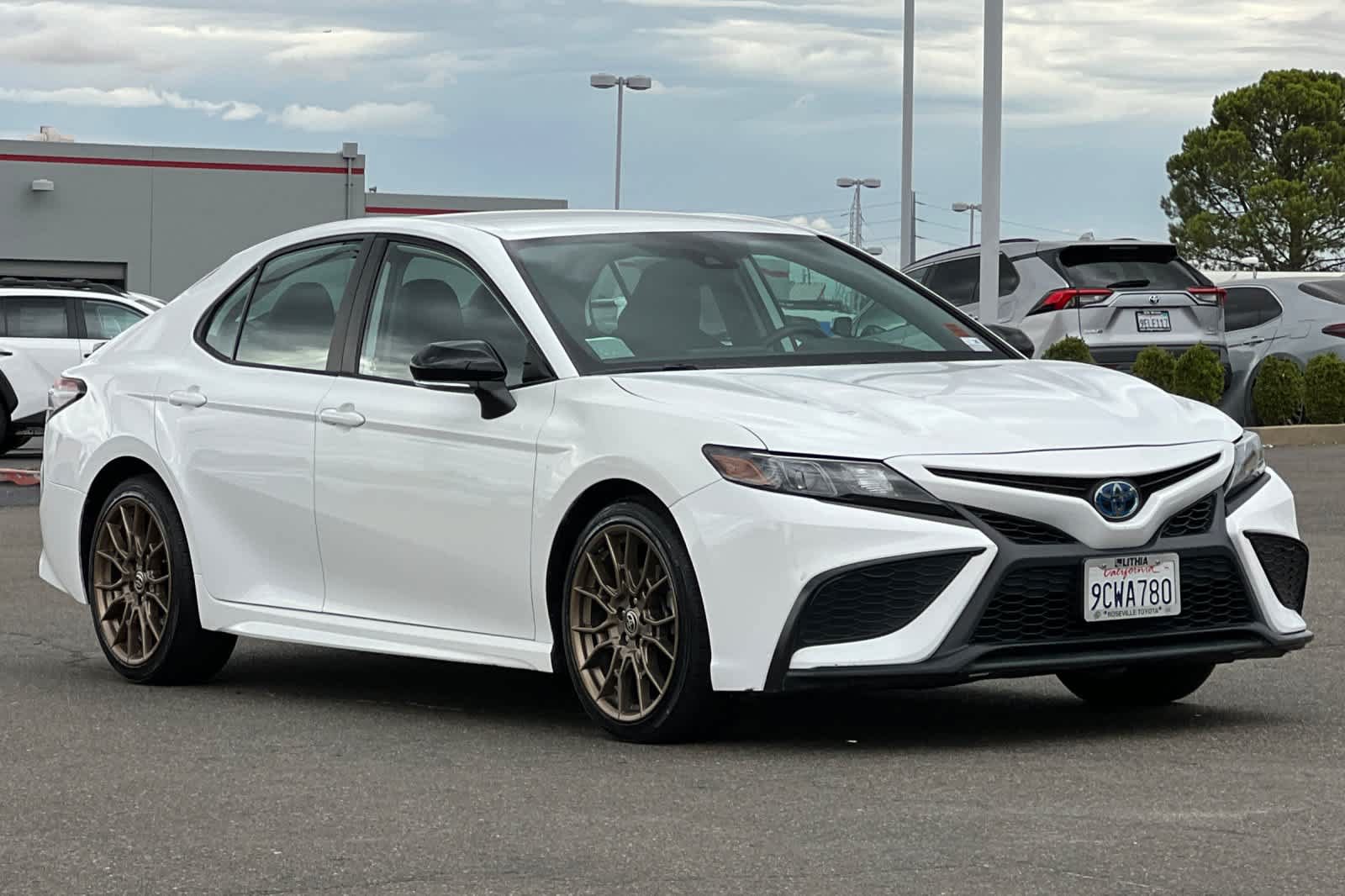 Used 2023 Toyota Camry SE FWD image 5