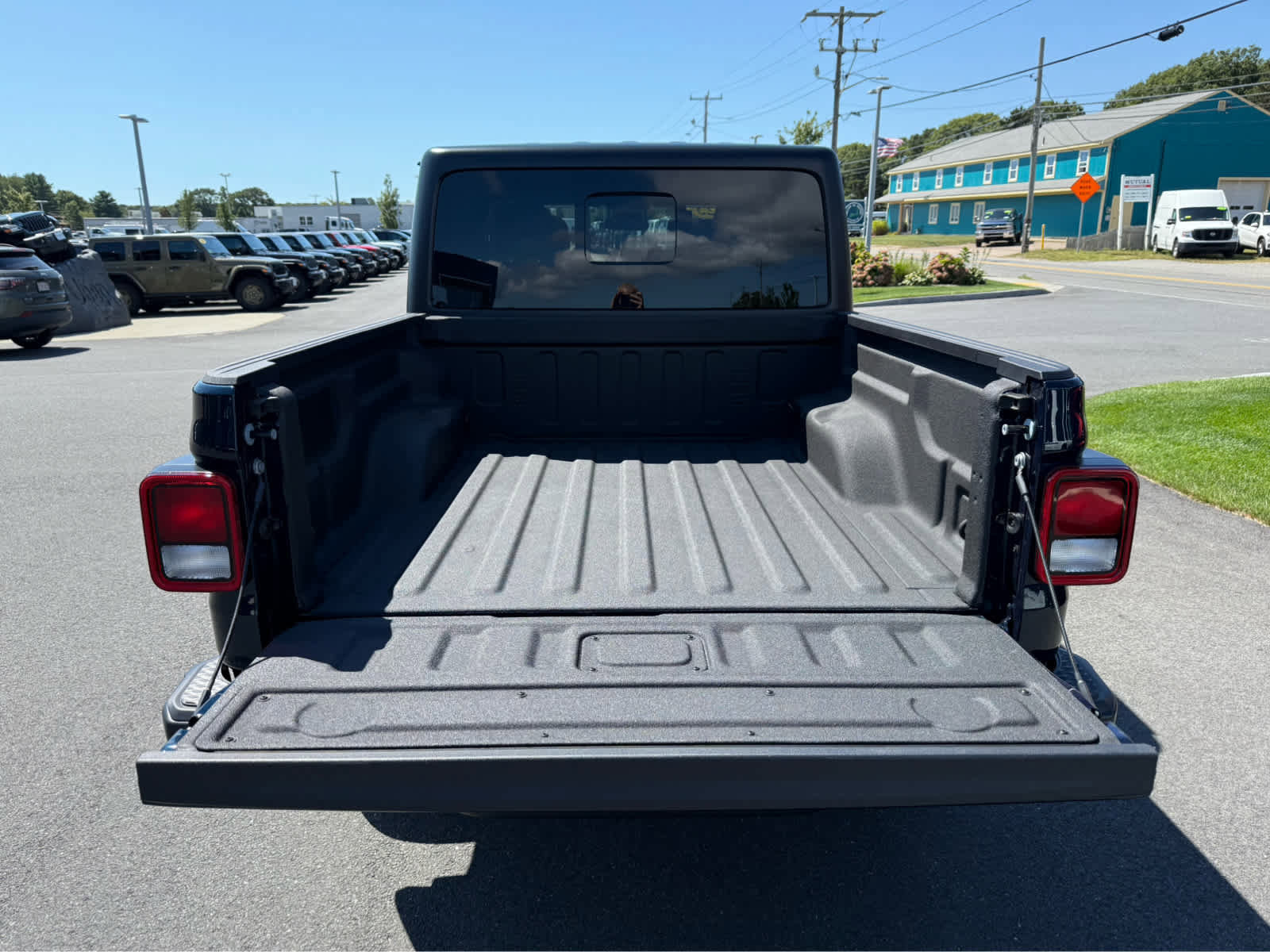 Used 2025 Jeep Gladiator Sport image 8