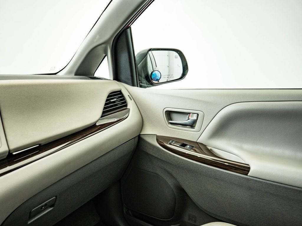 Used 2020 Toyota Sienna XLE FWD image 40