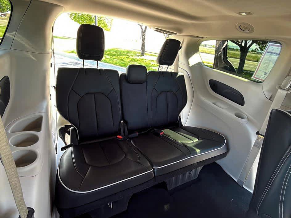 Used 2023 Chrysler Pacifica Limited FWD image 33