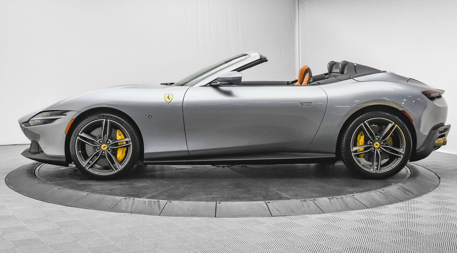 Used 2025 Ferrari Roma Spider image 4