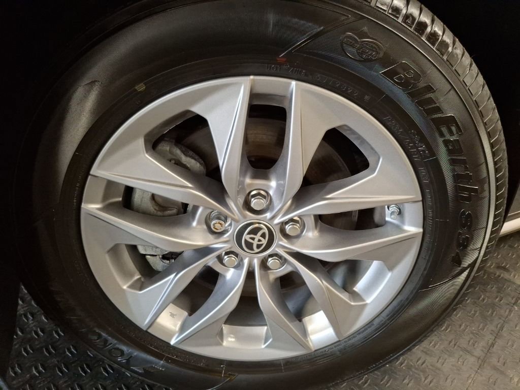 Used 2023 Toyota Sienna LE image 4