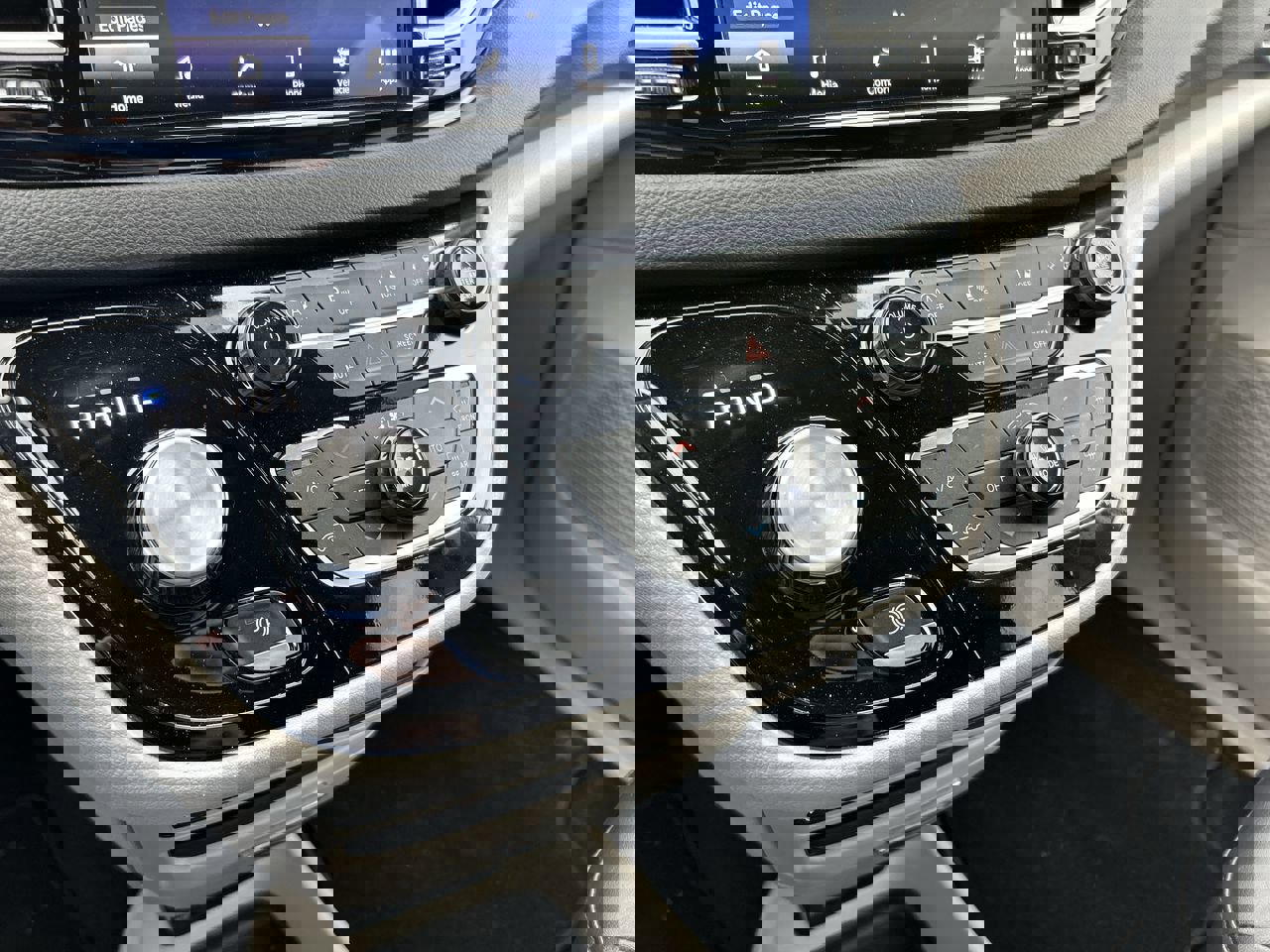 Used 2024 Chrysler Pacifica Touring-L image 27