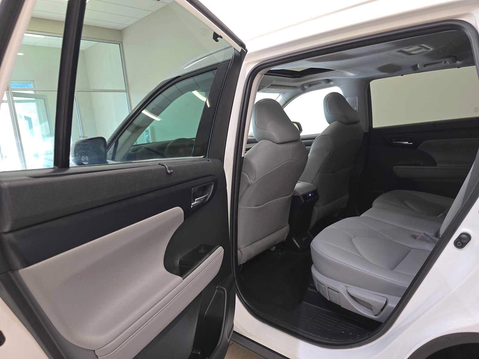 Certified 2020 Toyota Highlander XLE AWD/4WD image 24
