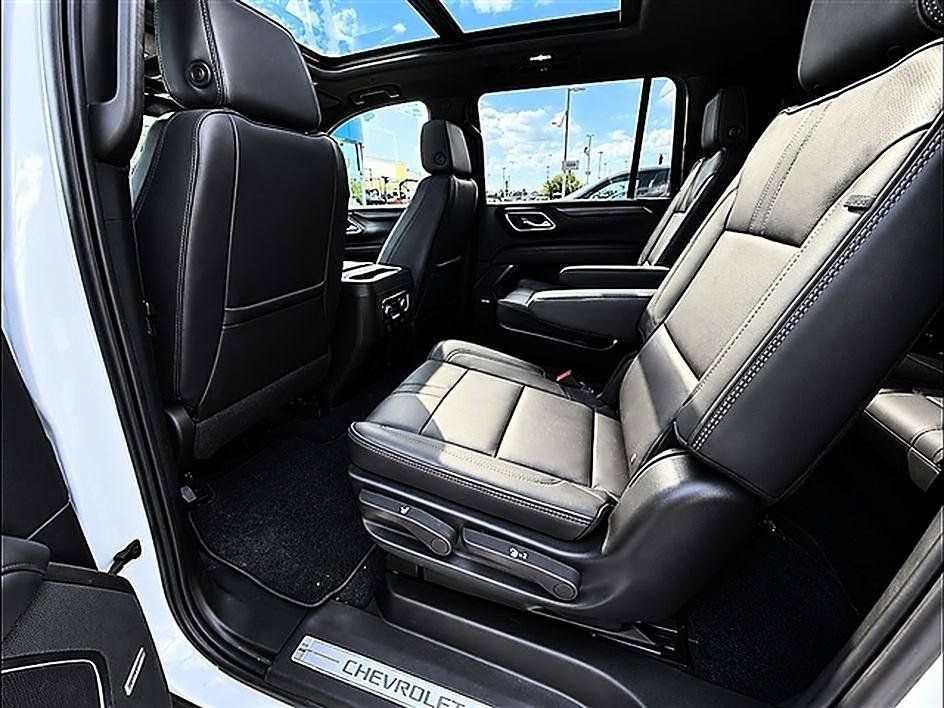 Used 2024 Chevrolet Suburban RST w/ Luxury Package AWD/4WD image 4