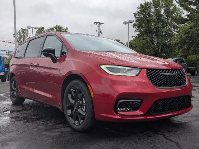 New 2026 Chrysler Pacifica Limited w/ S Appearance Package image 9