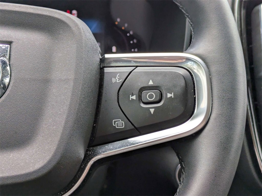 Used 2023 Volvo XC40 B5 Plus AWD/4WD image 27