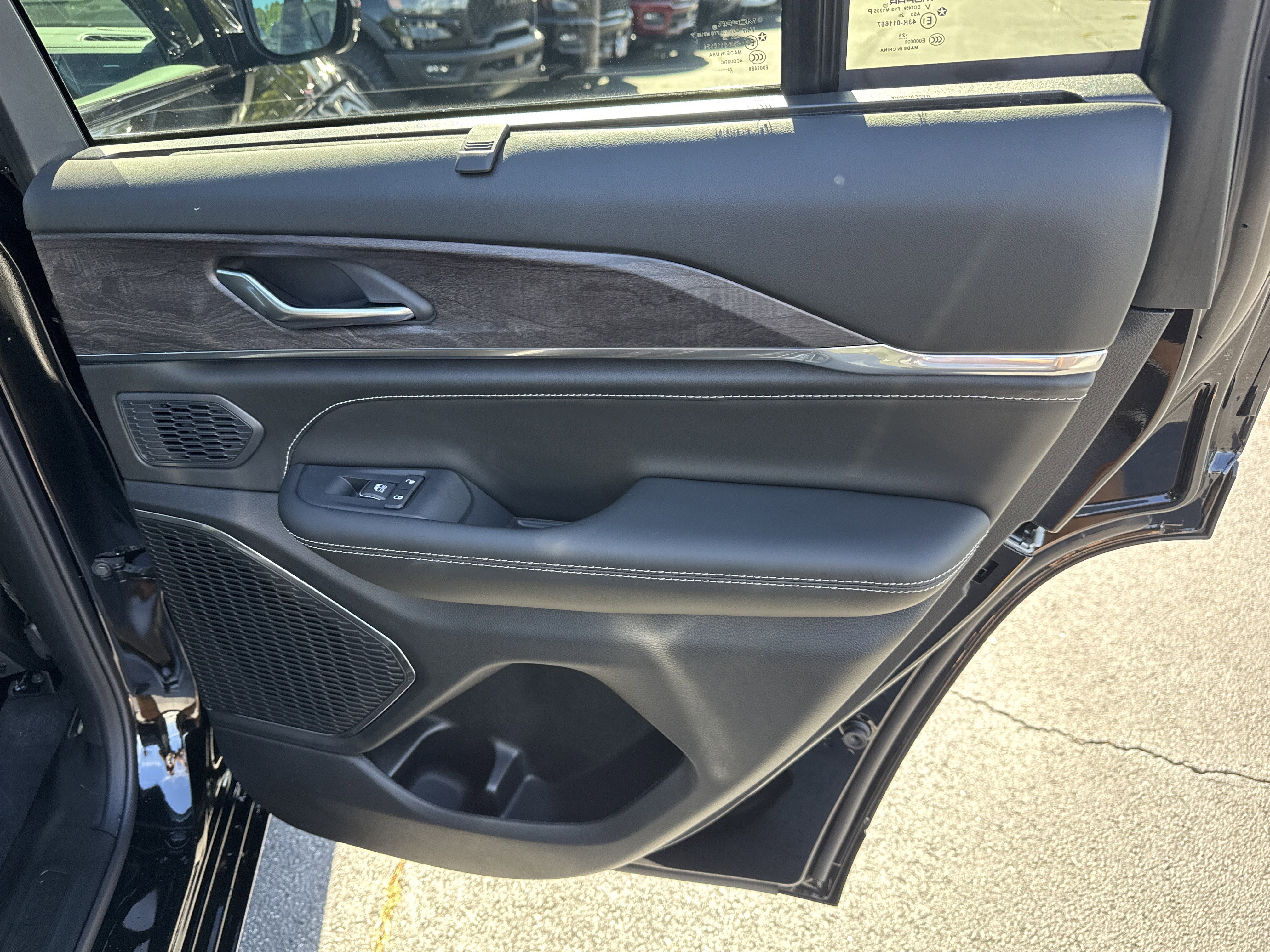 New 2025 Jeep Grand Cherokee Overland w/ Luxury Tech Group IV image 22