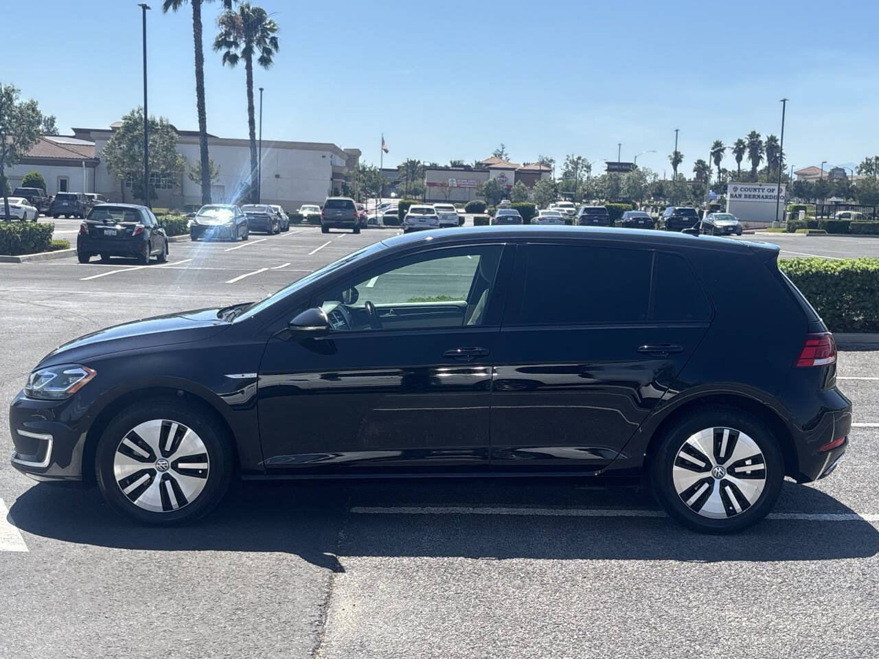 Used 2019 Volkswagen e-Golf SEL Premium FWD image 4