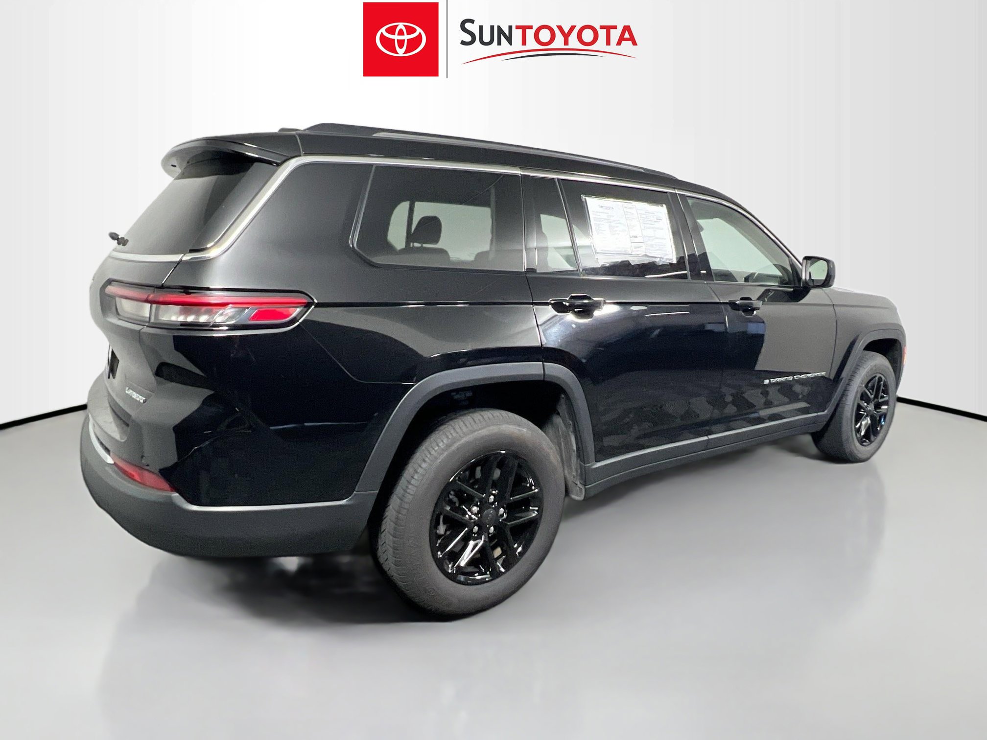 Used 2023 Jeep Grand Cherokee L Laredo RWD image 4