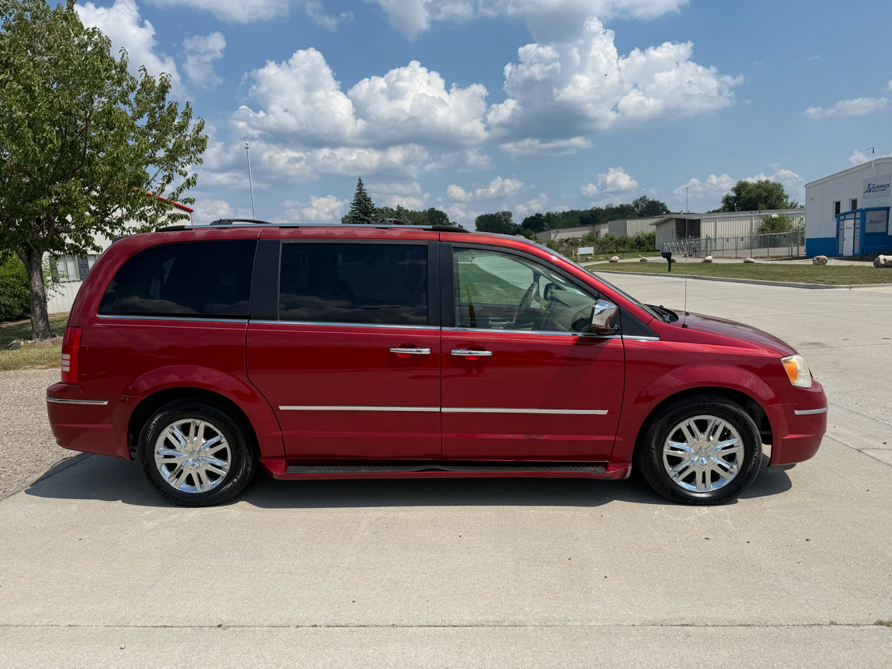 Used 2009 Chrysler Town & Country Limited w/ Entertainment Group #3 image 2