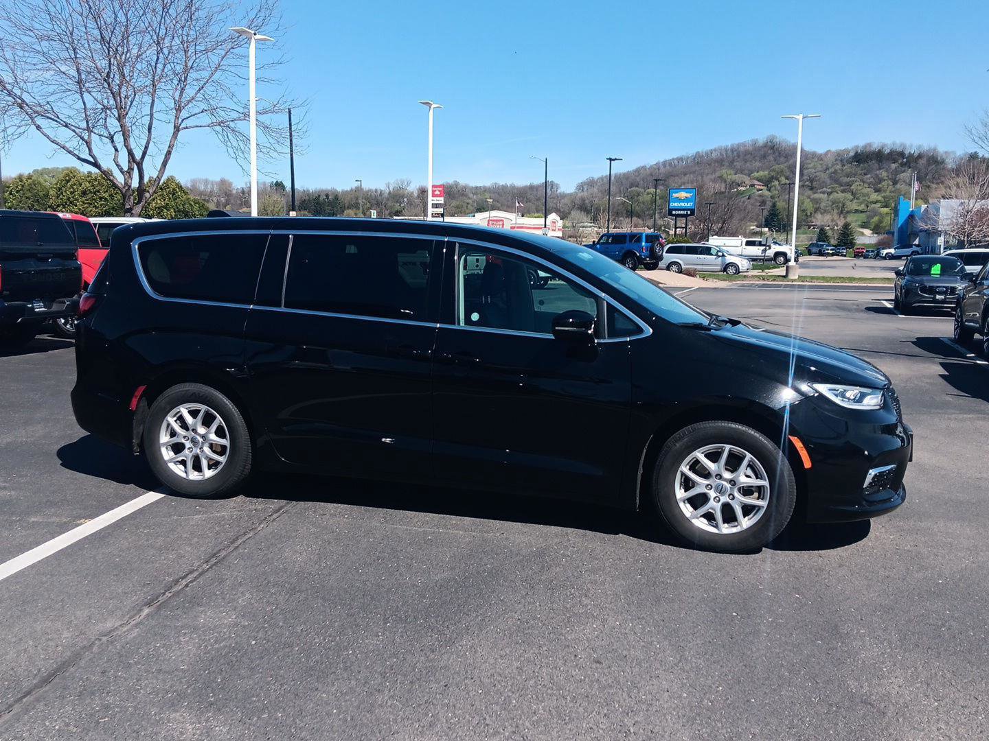 Used 2024 Chrysler Pacifica Touring-L FWD image 2