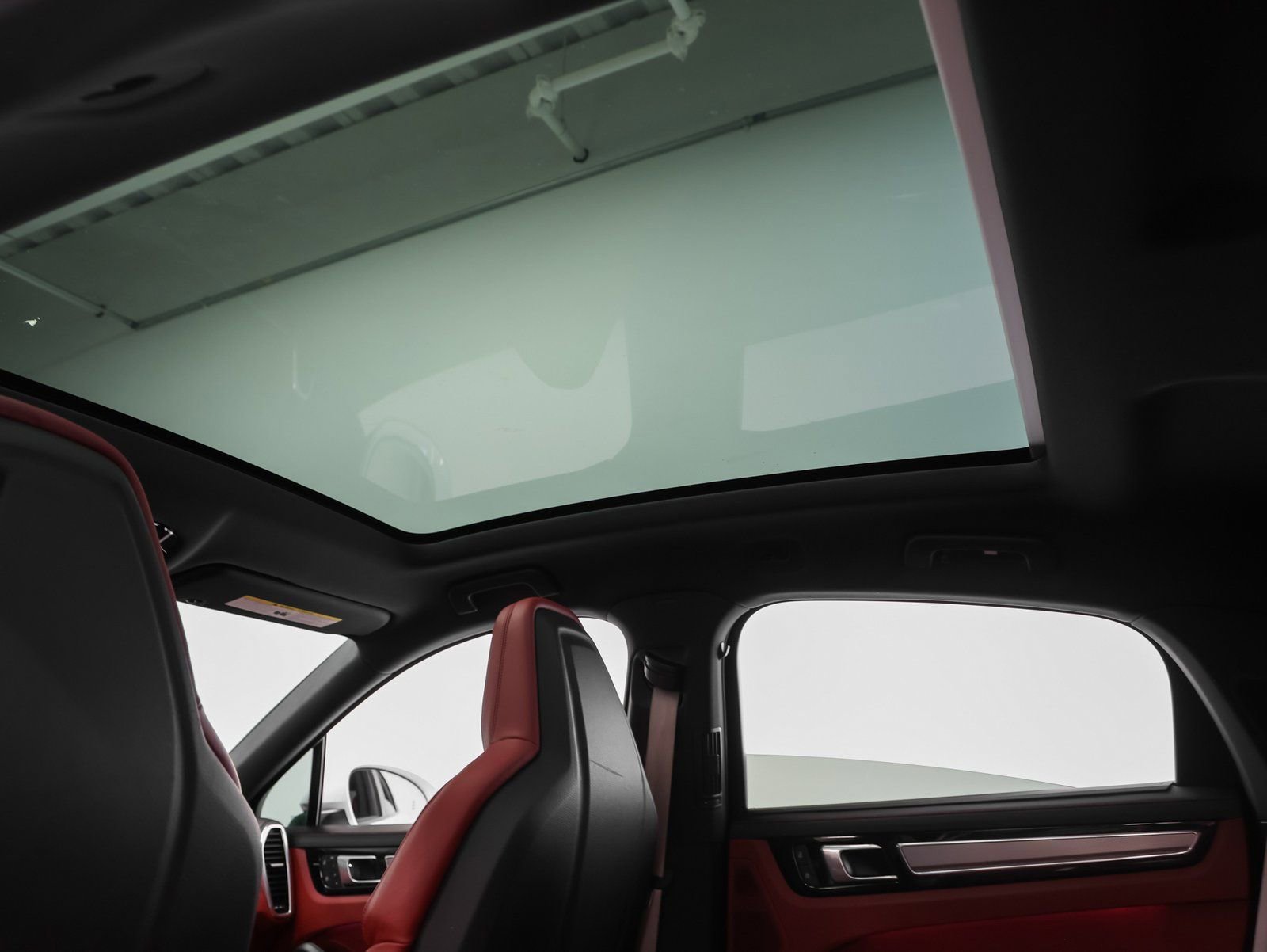 Certified 2022 Porsche Cayenne Platinum Edition image 46