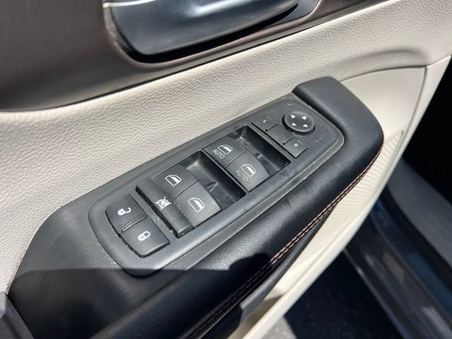 Used 2018 Chrysler Pacifica Touring-L FWD image 26