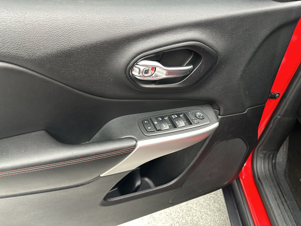 Used 2018 Jeep Cherokee Trailhawk w/ Cold Weather Group AWD/4WD image 8