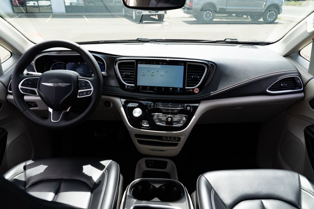 Used 2023 Chrysler Pacifica Touring-L FWD image 8