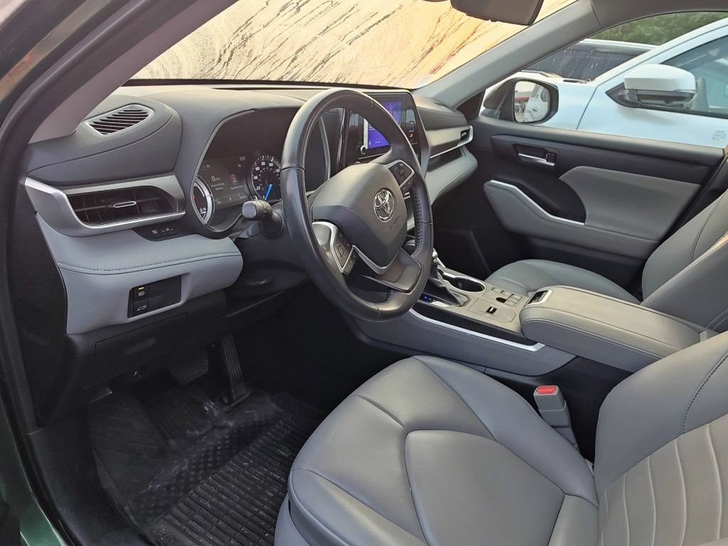 Used 2023 Toyota Highlander XLE AWD/4WD image 7
