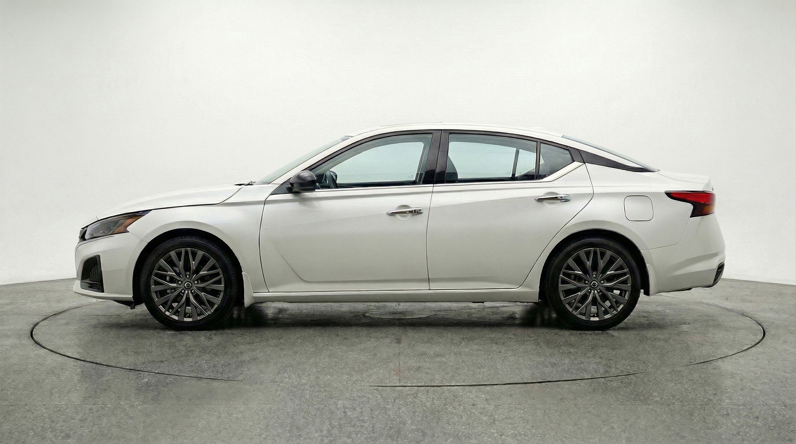 Used 2025 Nissan Altima 2.5 SV image 5