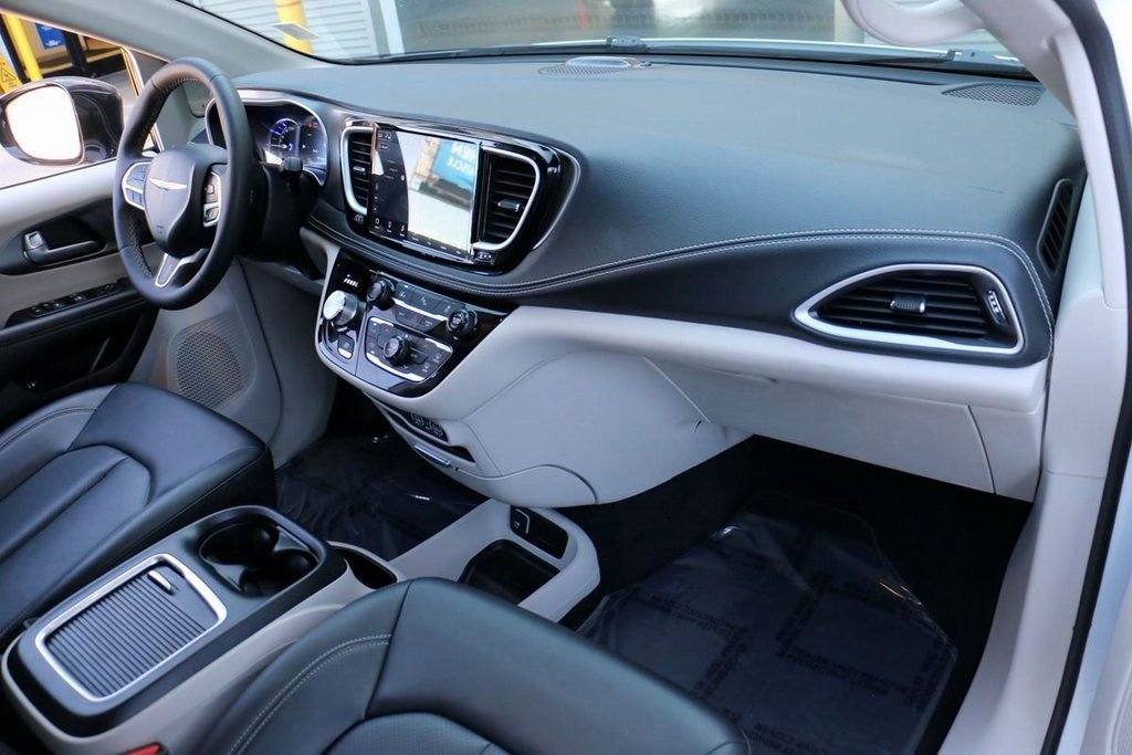 Used 2024 Chrysler Pacifica Select image 34