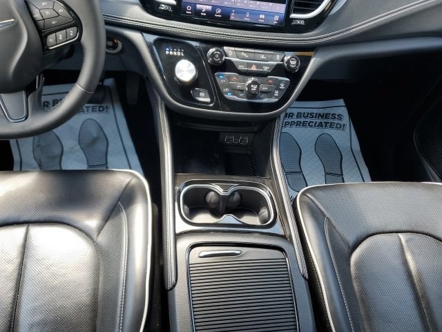 Used 2025 Chrysler Pacifica Limited FWD image 22