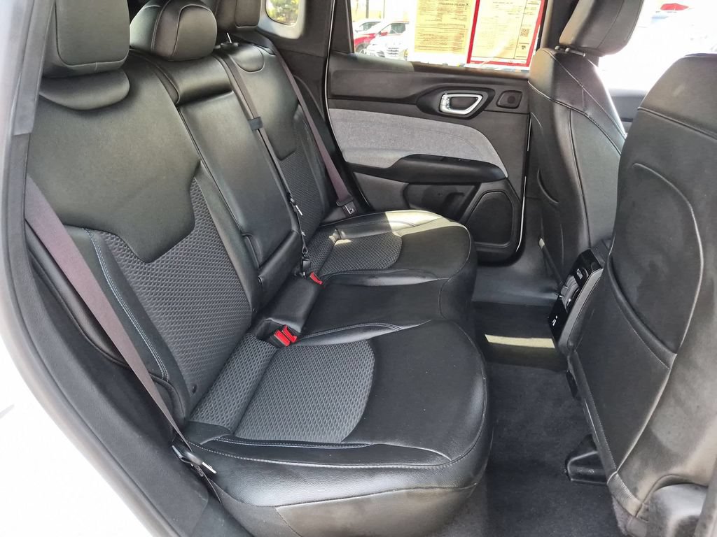 Used 2025 Jeep Compass Latitude w/ Sun & Sound Group AWD/4WD image 30