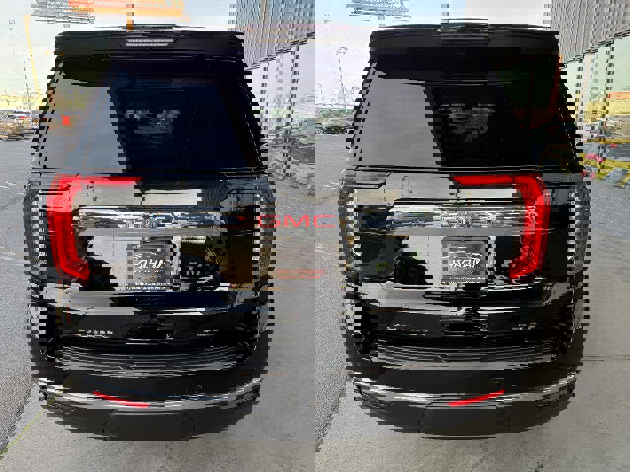 Used 2024 GMC Yukon SLT w/ SLT Luxury Package image 6