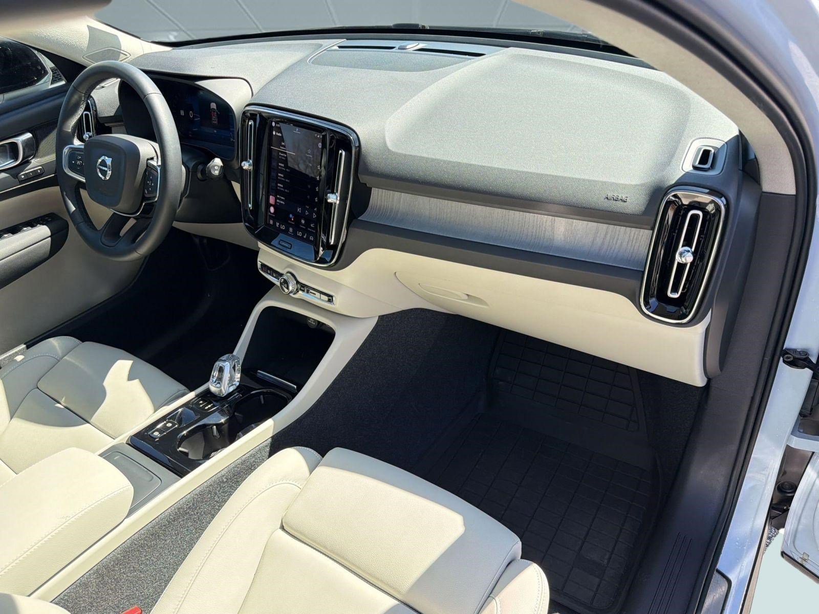 Used 2024 Volvo XC40 B5 Plus w/ Protection Package Premier image 31