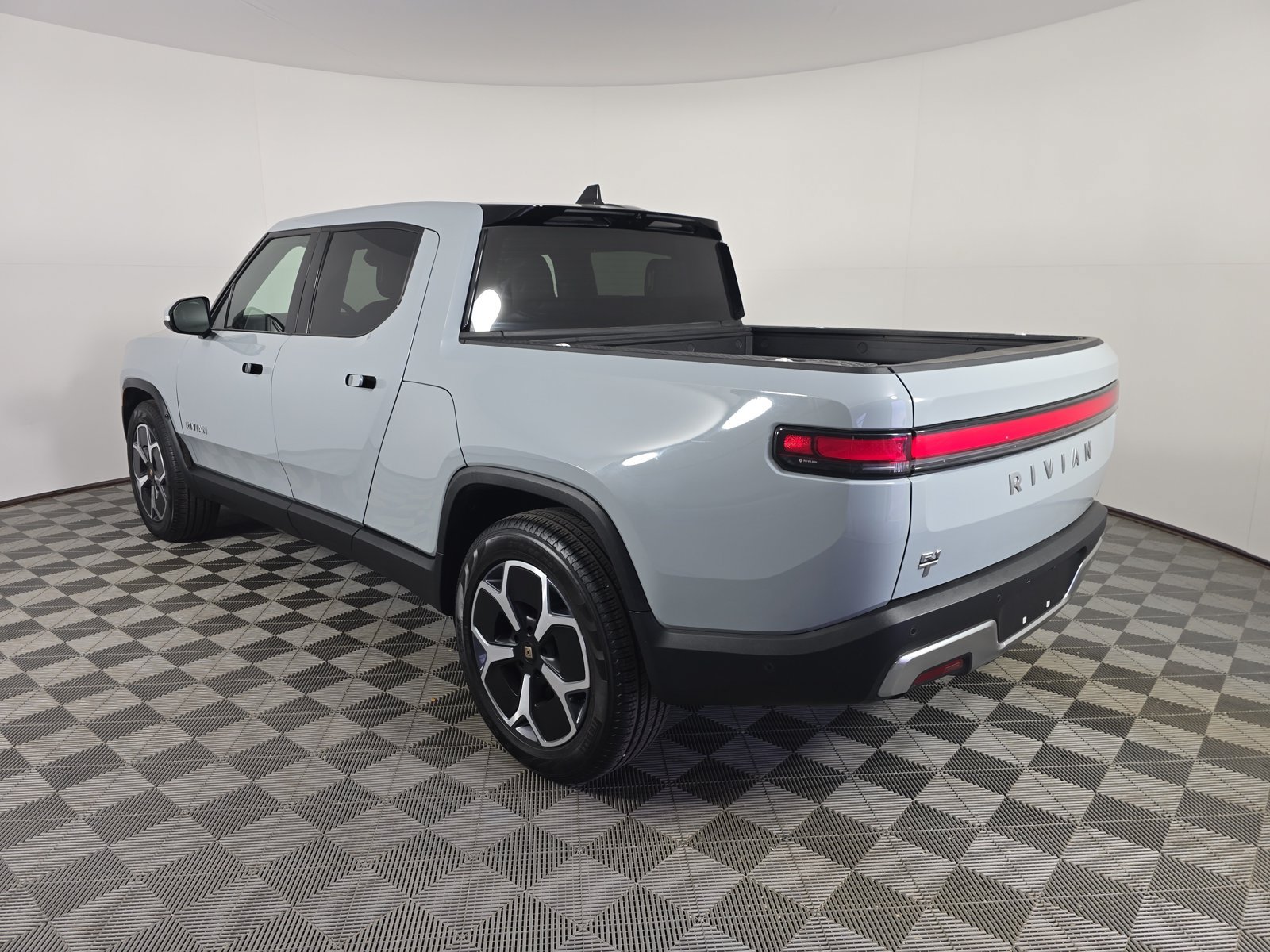 Used 2024 Rivian R1T Adventure Dual AWD/4WD image 3