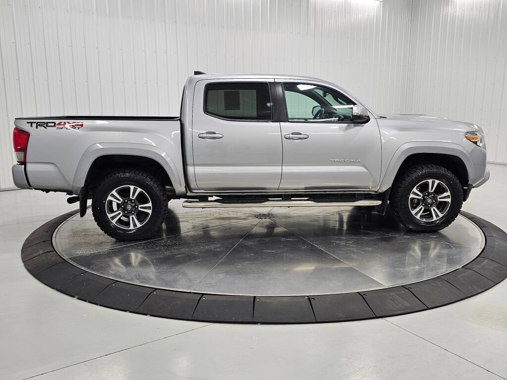 Used 2017 Toyota Tacoma TRD Sport w/ Tow Package (A/T) AWD/4WD image 6