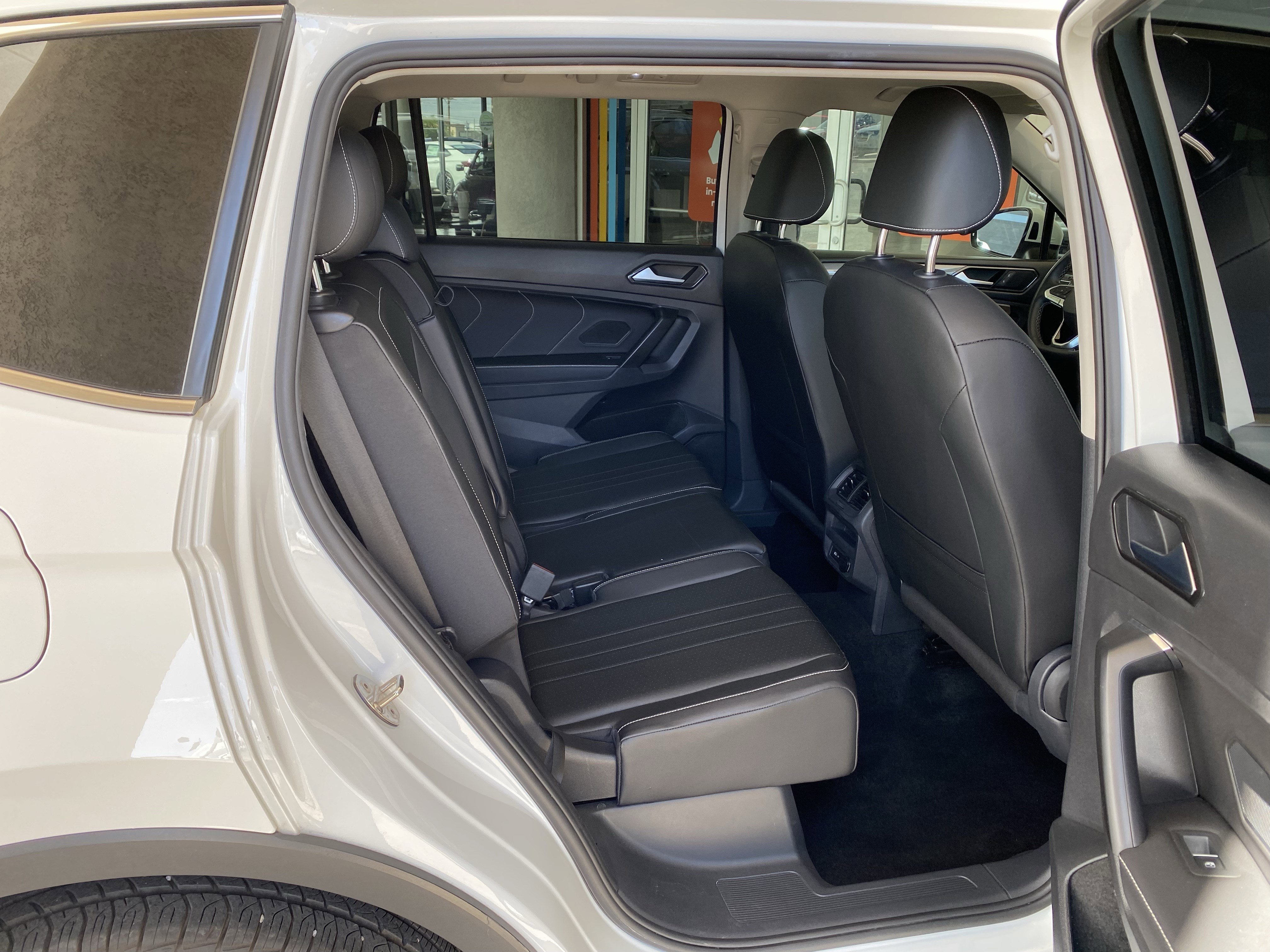 Used 2022 Volkswagen Tiguan SE w/ Panoramic Sunroof Package FWD image 30