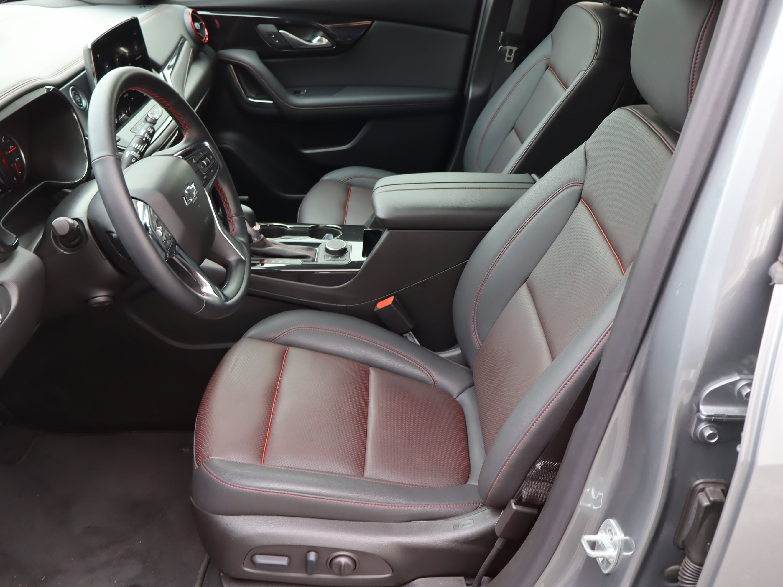 Certified 2025 Chevrolet Blazer RS w/ Driver Confidence II Package image 16