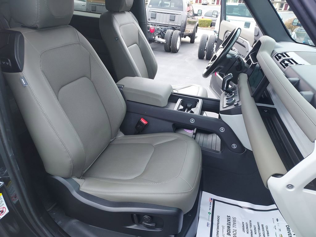 Used 2023 Land Rover Defender 90 X-Dynamic SE image 31