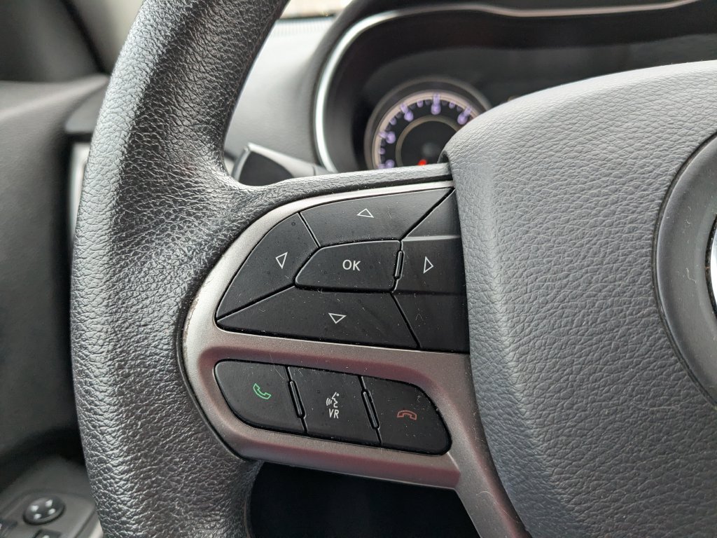 Used 2019 Jeep Cherokee Latitude w/ Popular Appearance Group AWD/4WD image 27