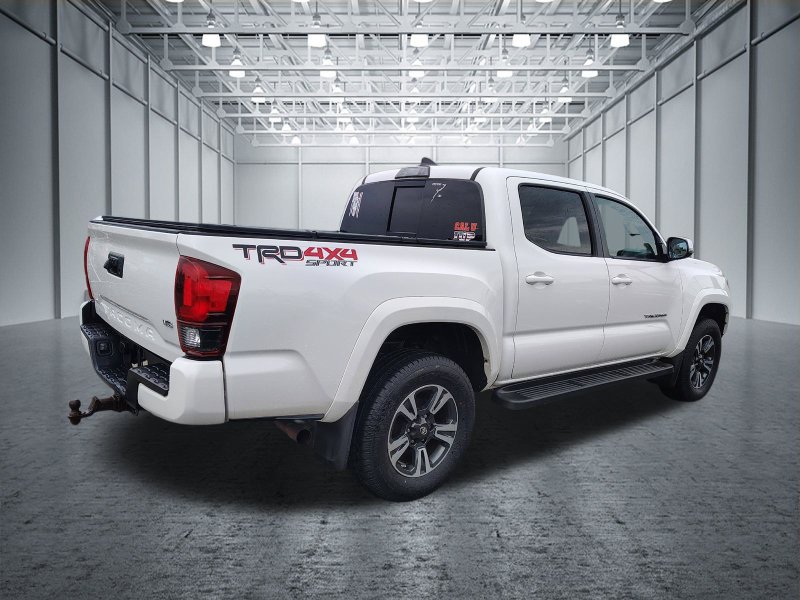 Used 2018 Toyota Tacoma TRD Sport AWD/4WD image 4