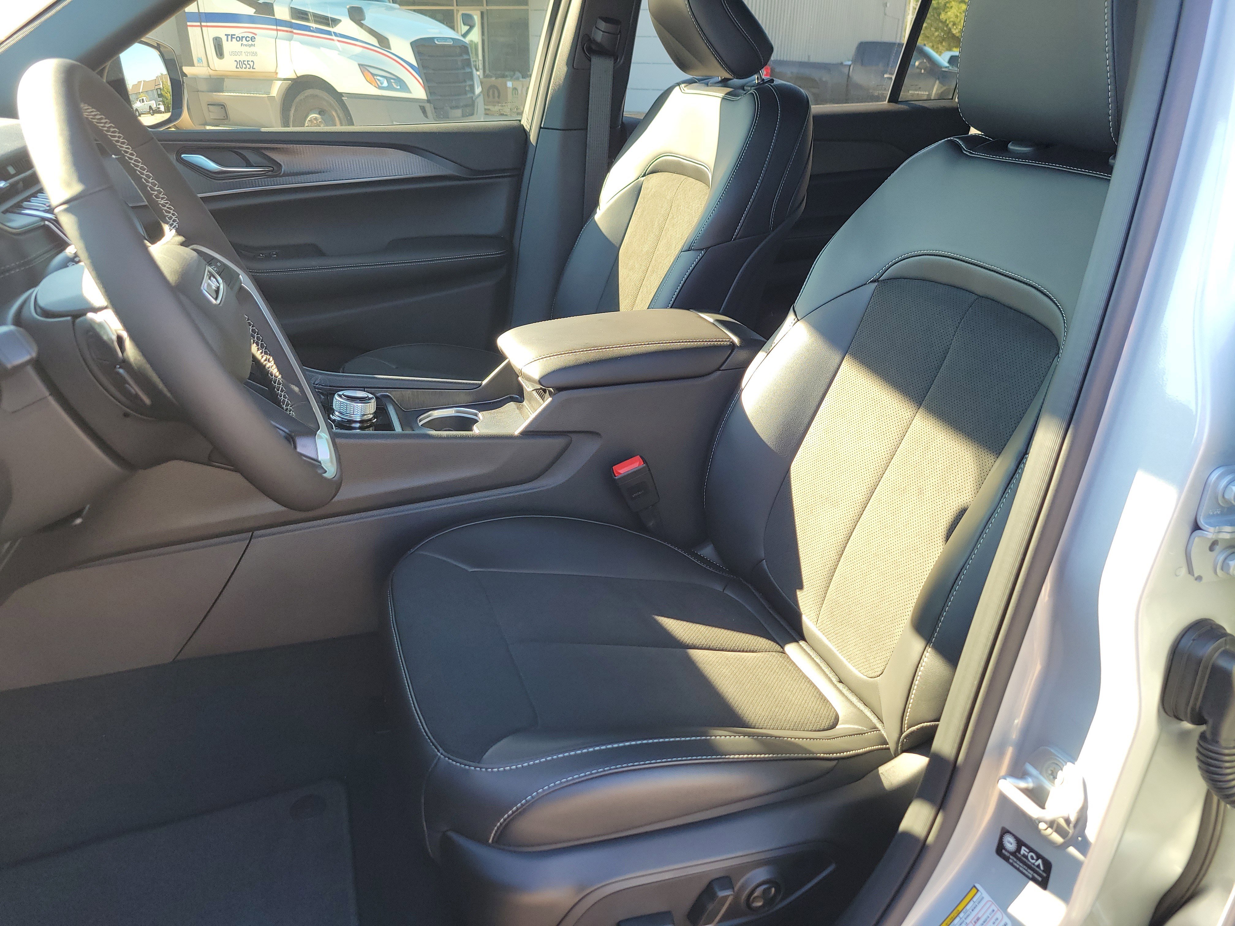 New 2025 Jeep Grand Cherokee L Altitude image 13