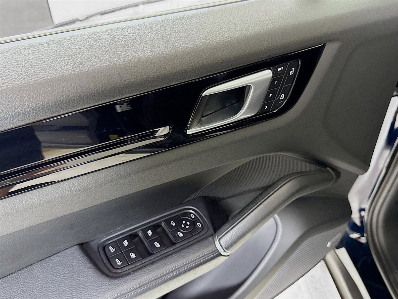 Used 2022 Porsche Cayenne Coupe w/ Premium Package image 13