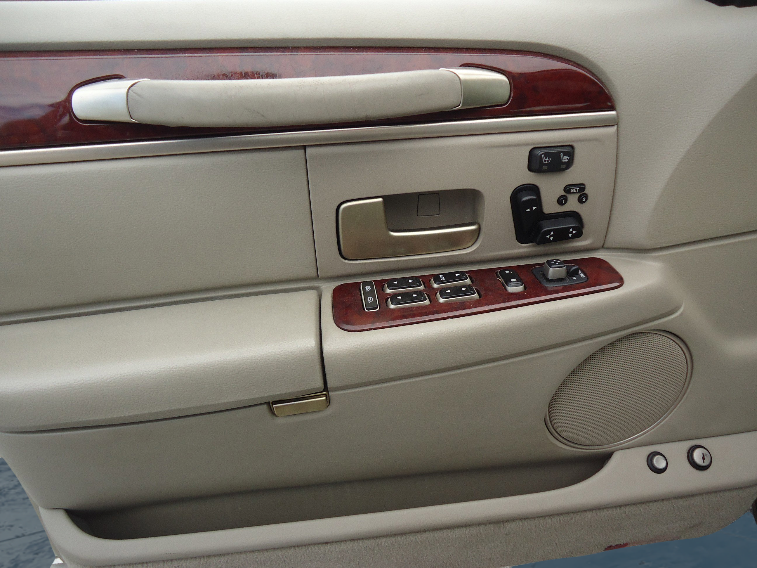 Used 2003 Lincoln Town Car Cartier RWD image 19