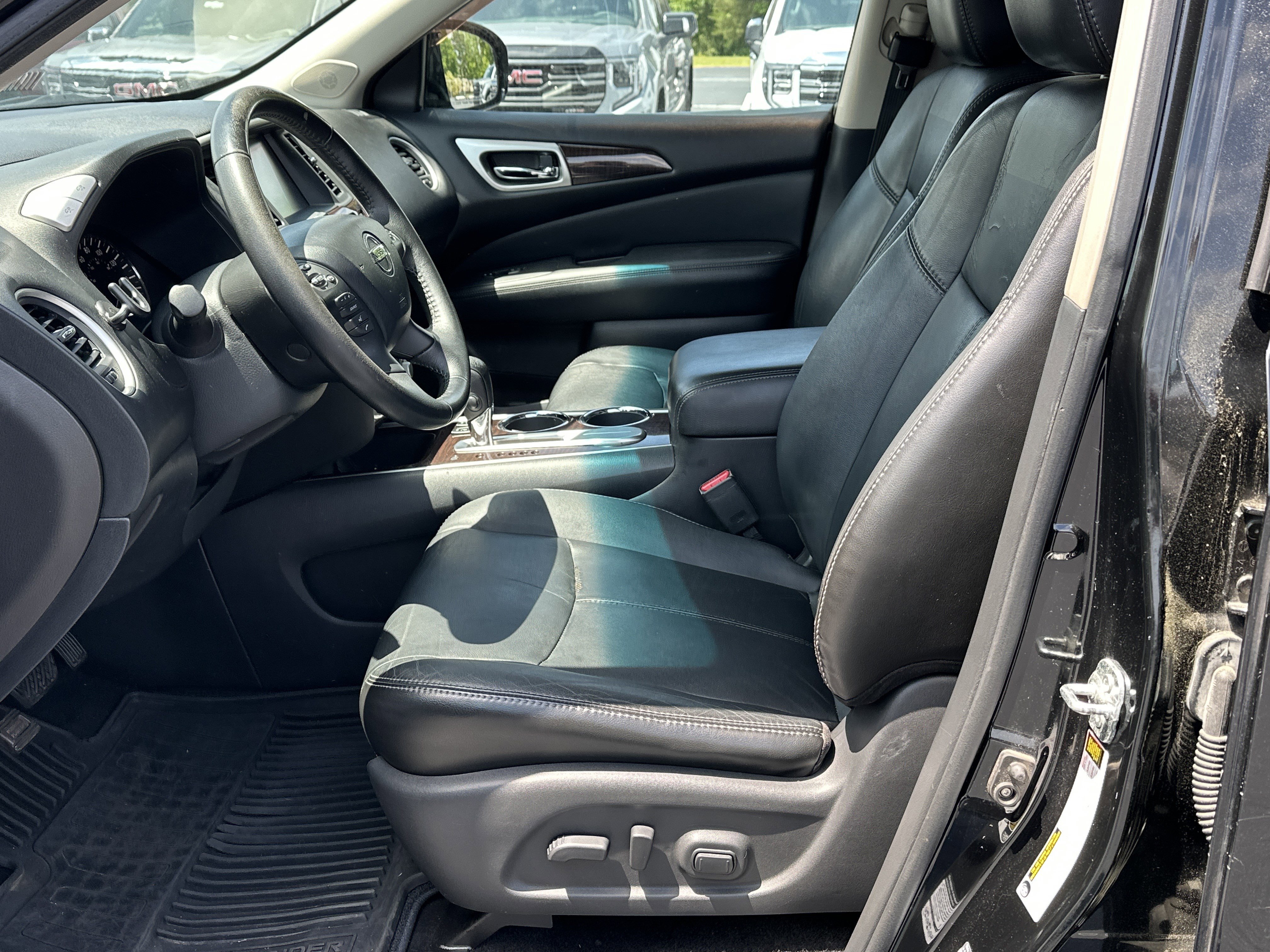 Used 2014 Nissan Pathfinder SL w/ SL Tech Package FWD image 9
