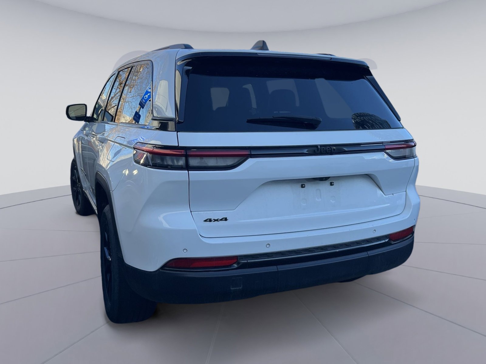 Used 2024 Jeep Grand Cherokee Altitude image 2