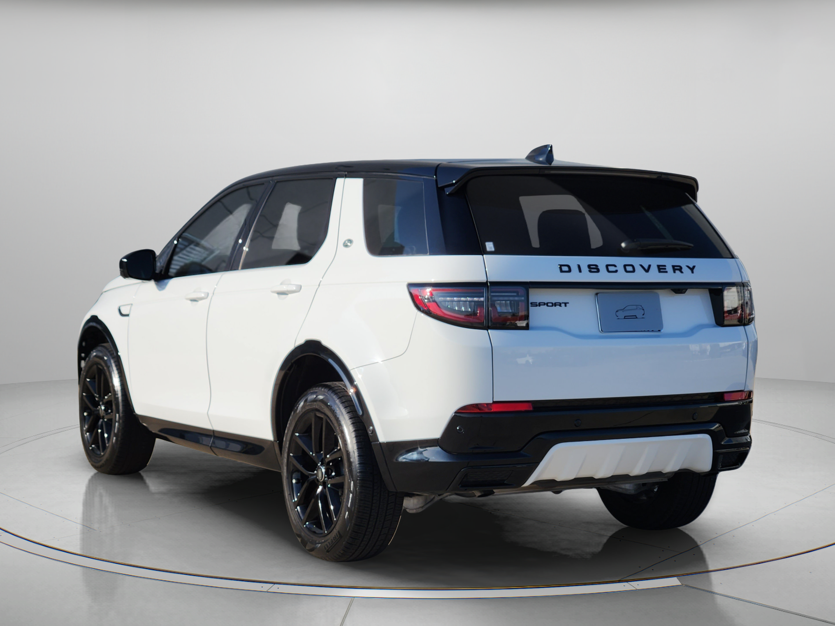 Certified 2025 Land Rover Discovery Sport Dynamic SE AWD/4WD image 3