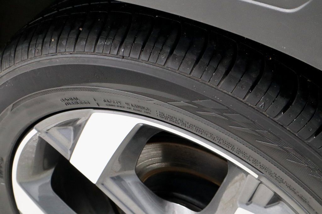 Certified 2025 Hyundai Venue SEL image 19