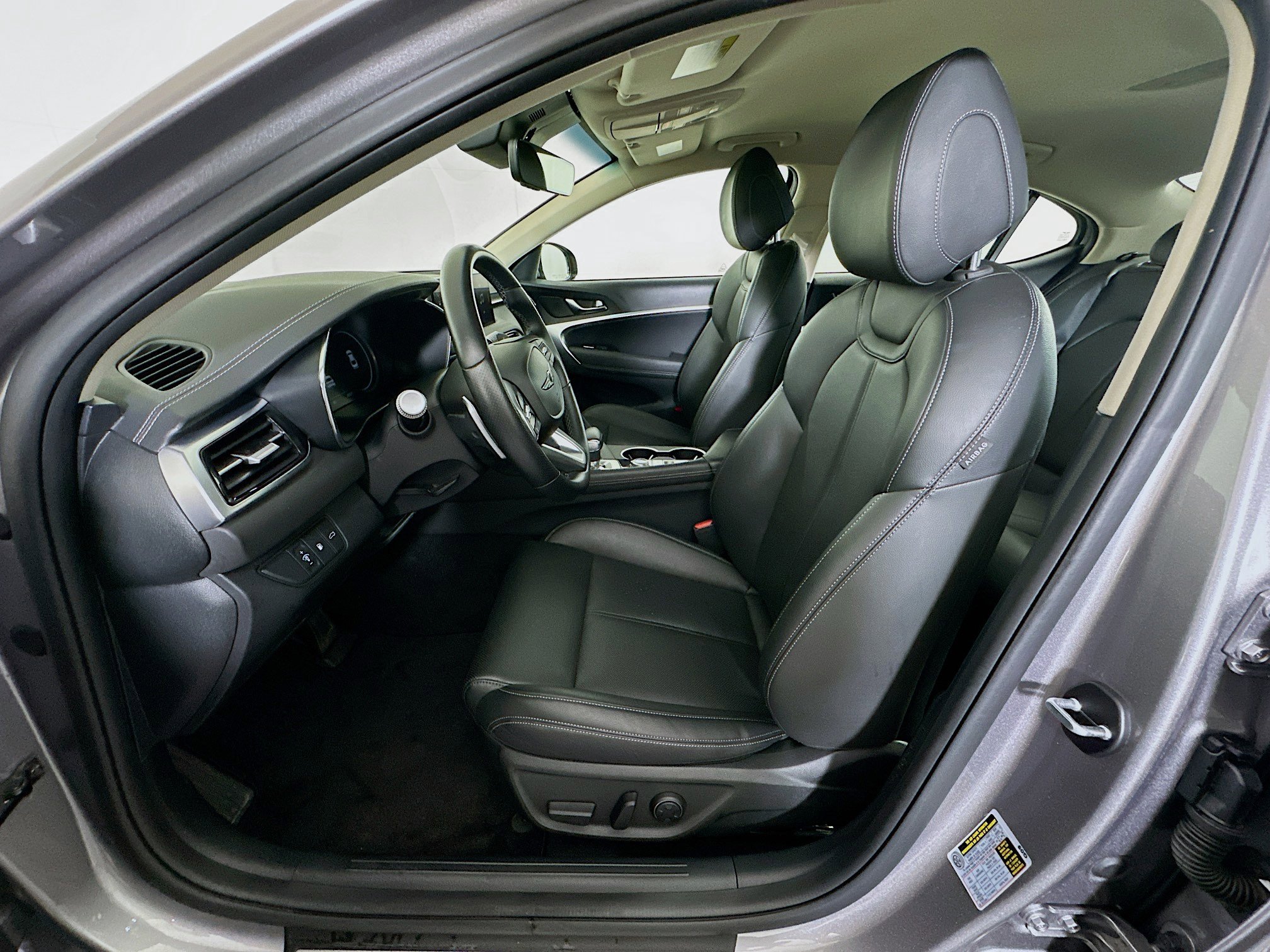 Used 2025 Genesis G70 2.5T image 13