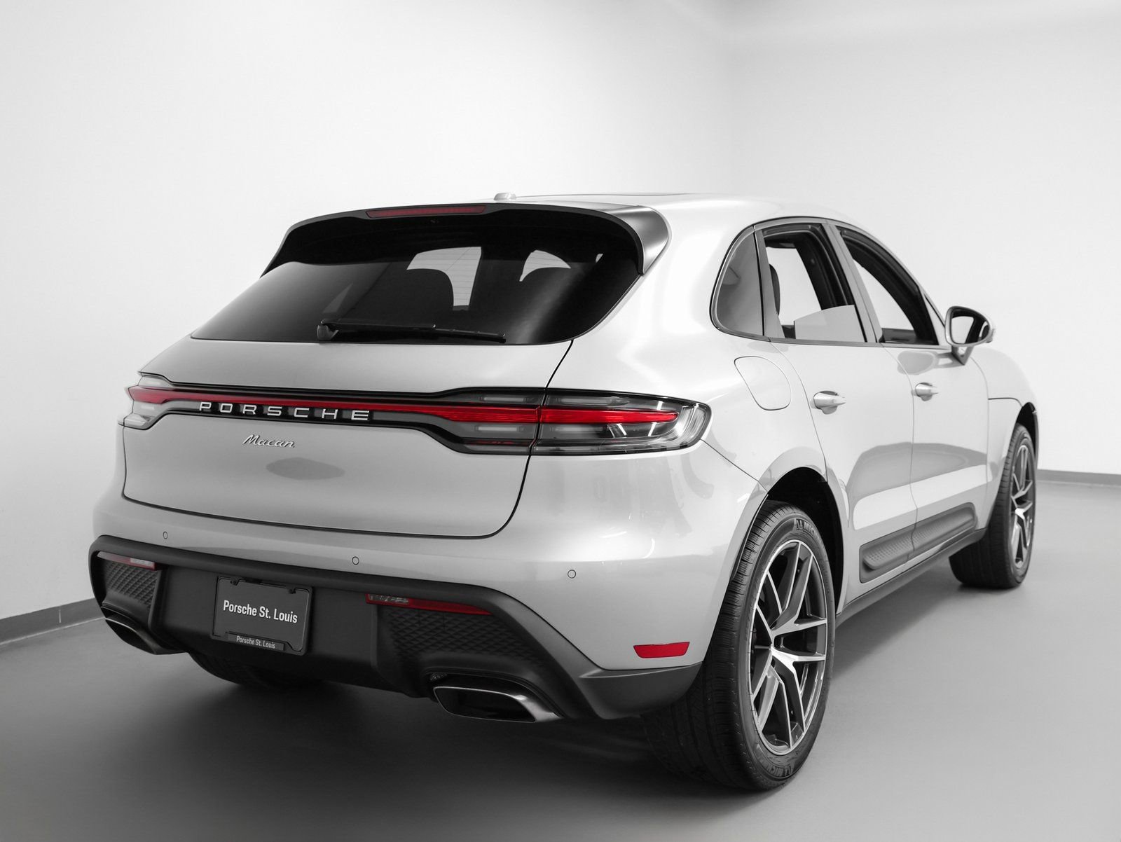 Certified 2025 Porsche Macan image 12
