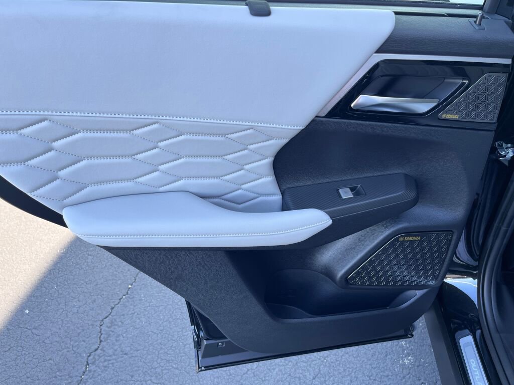 New 2025 Mitsubishi Outlander AWD image 22