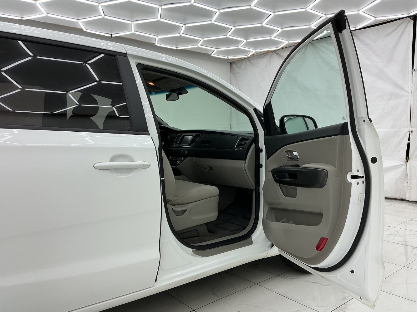 Used 2020 Kia Sedona L FWD image 17