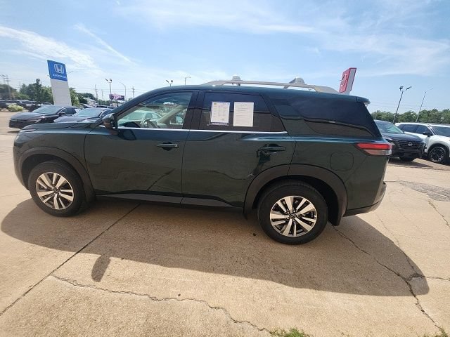 Used 2025 Nissan Pathfinder SL w/ Black Appearance Package AWD/4WD image 9