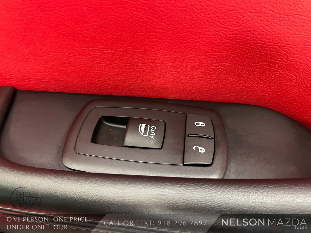 Used 2015 Dodge Challenger SXT image 32