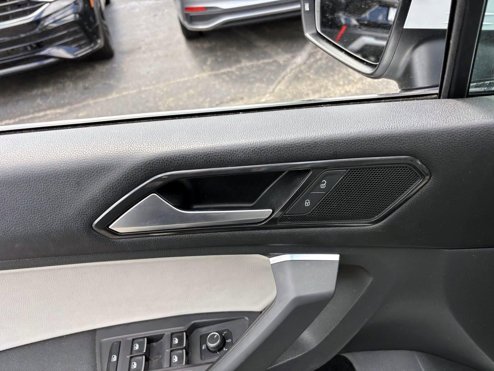 Used 2018 Volkswagen Tiguan SE w/ Panoramic Sunroof Package image 12